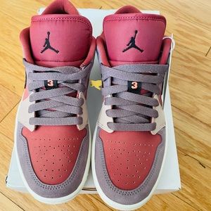 Jordan 1 low Canyon Rust! New Out the box never worn! So cute for the fall❤️